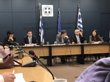 Representatives of the Stavros Niarchos Foundation and the Ministry of Health hold a press conference